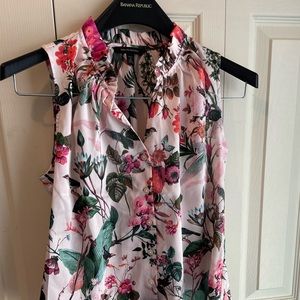 Ruffle neck sleeveless blouse. 🌸🌺💐